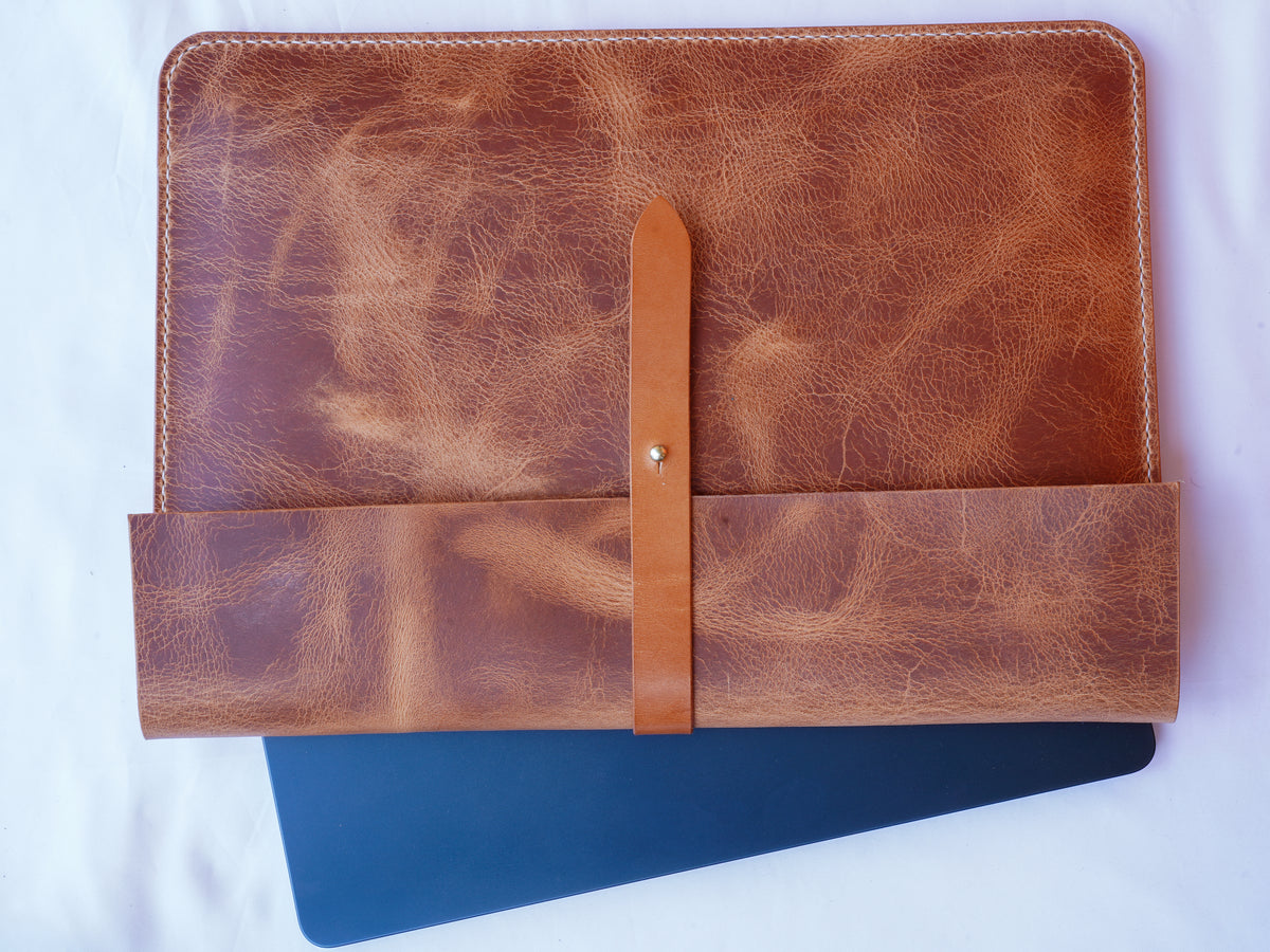 MacBook Sleeve Leder | Handgenäht | Waxy Bone – Badalassi Carlo | iPad & MacBook 11–16 Zoll (Kopie) (Kopie)