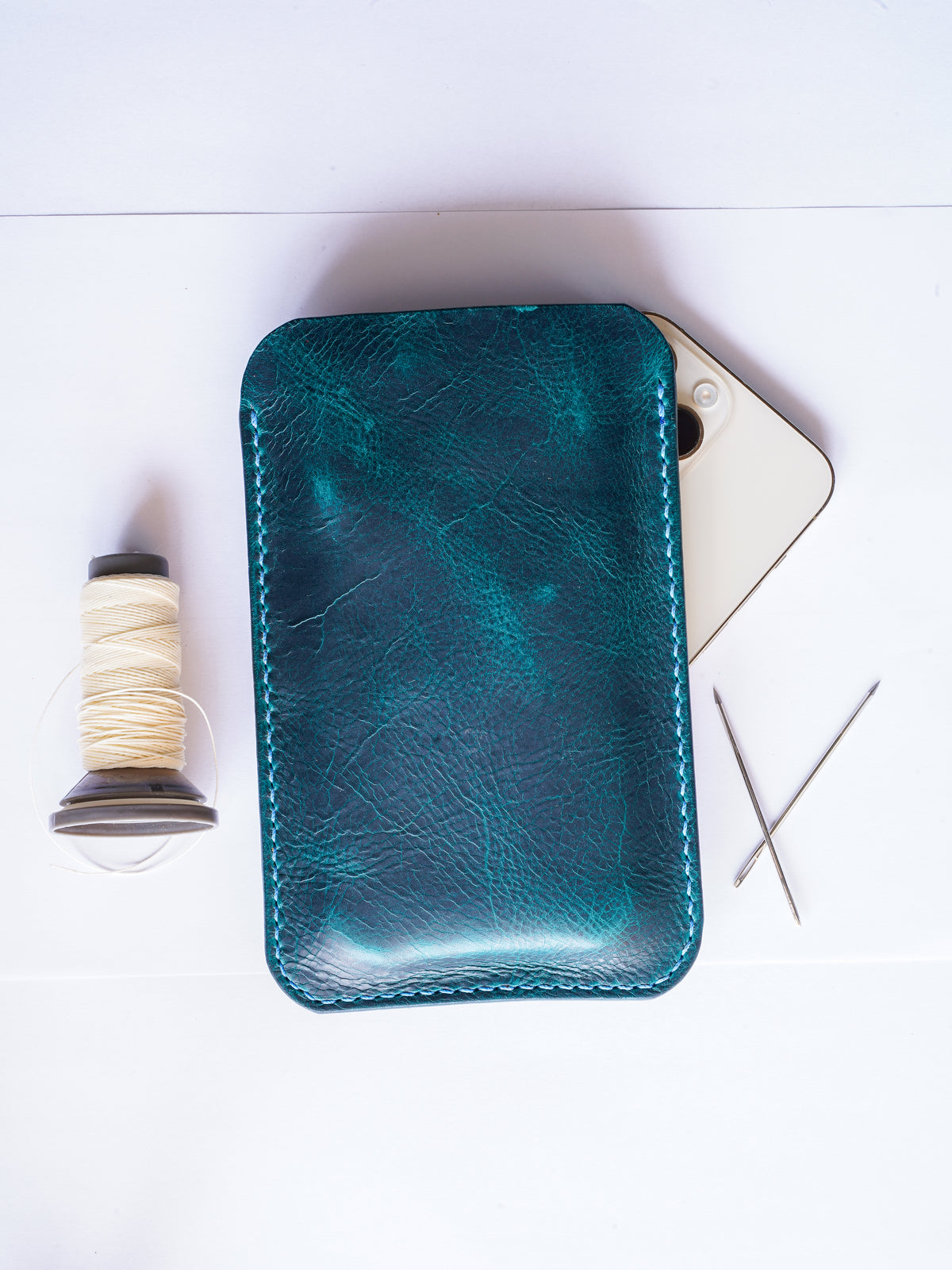 Hand-stitched iPhone leather case – Every seam is handcrafted • iPhone case made of Tuscan leather
