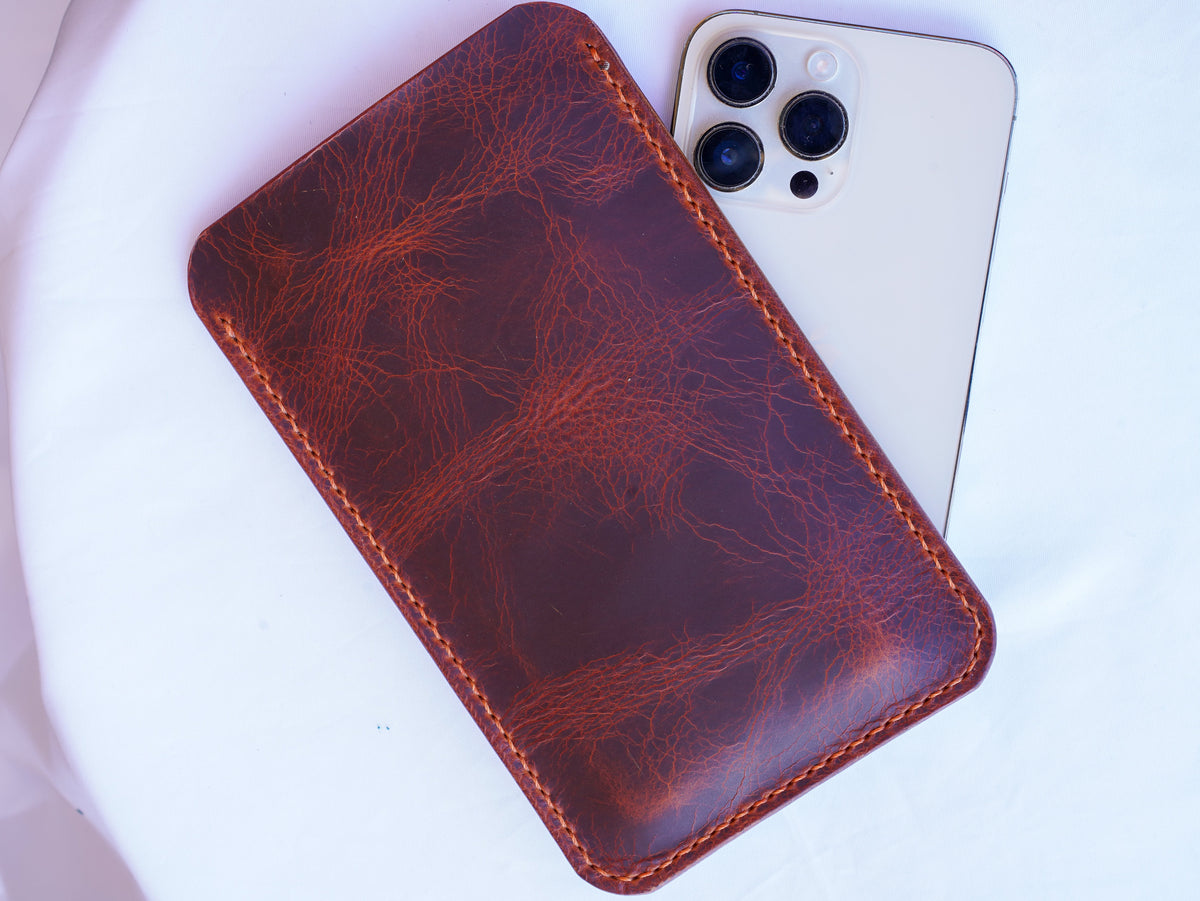 Hand-stitched iPhone leather case – Every seam is handcrafted • iPhone case made of Tuscan leather