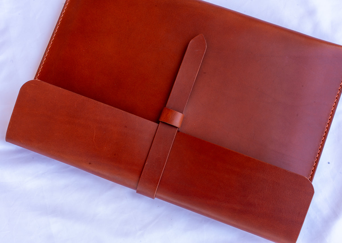 Handgefertigte MacBook Lederhülle | Buttero-Leder Conceria Walpier | Cognac | iPad & MacBook Sleeve 11–16 Zoll (Kopie) (Kopie) (Kopie) (Kopie) (Kopie) (Kopie)