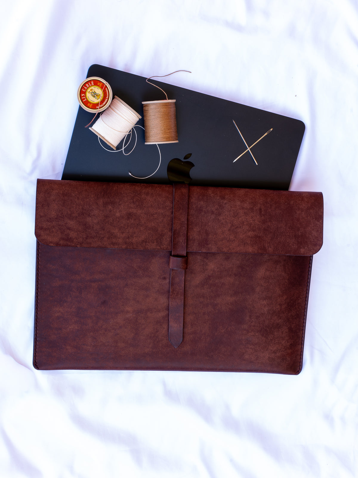 Handgenähte MacBook Hülle · Pueblo-Leder von Badalassi Carlo ·Rot (Kopie)