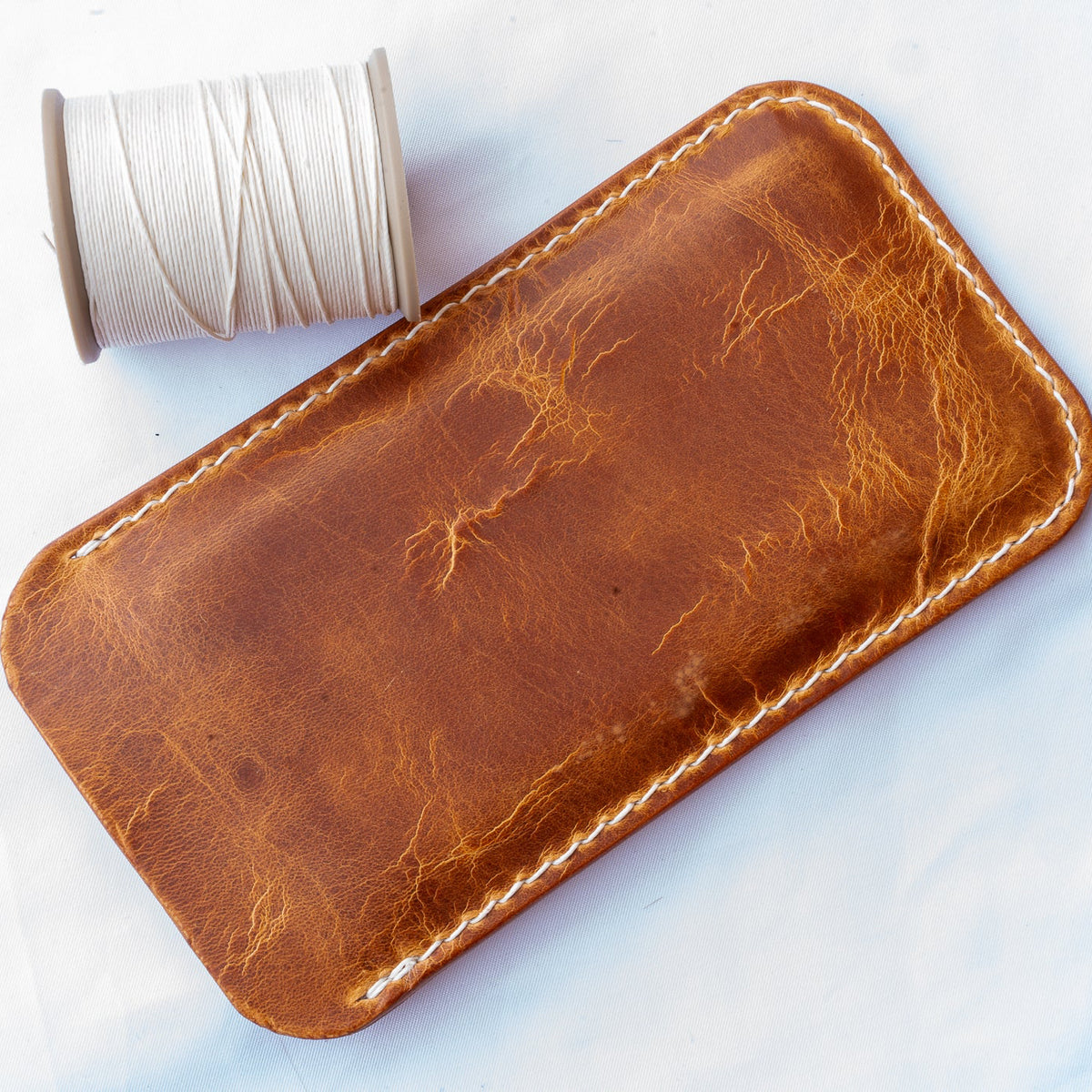 Étui en cuir pour iPhone cousu main – Chaque couture est réalisée artisanalement • Étui pour iPhone en cuir toscan