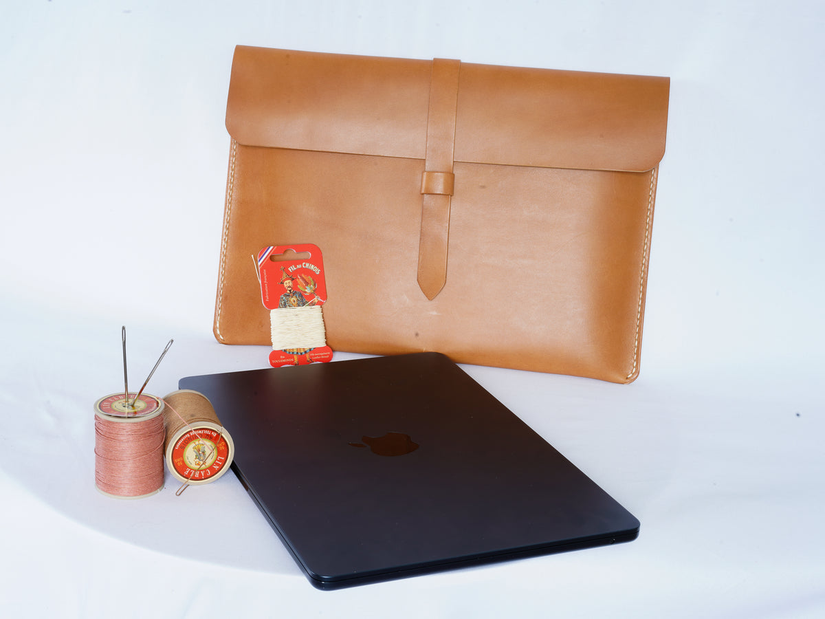 Housse MacBook en cuir cousue main | Housse en cuir Air Pro 13 14 15 16 | Badalassi Carlo | Bone