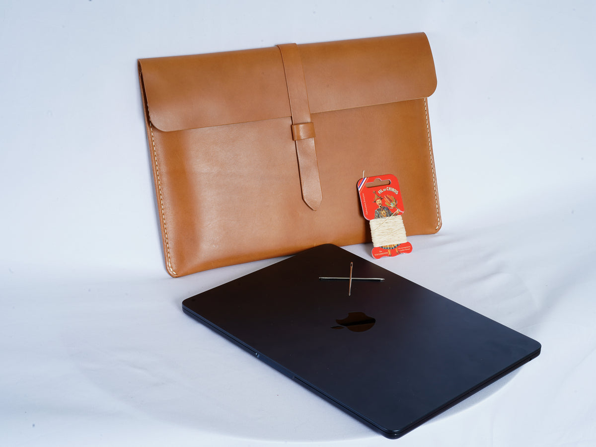 Handgefertigte MacBook Lederhülle | Buttero-Leder Conceria Walpier | Karamell | iPad & MacBook Sleeve 11–16 Zoll