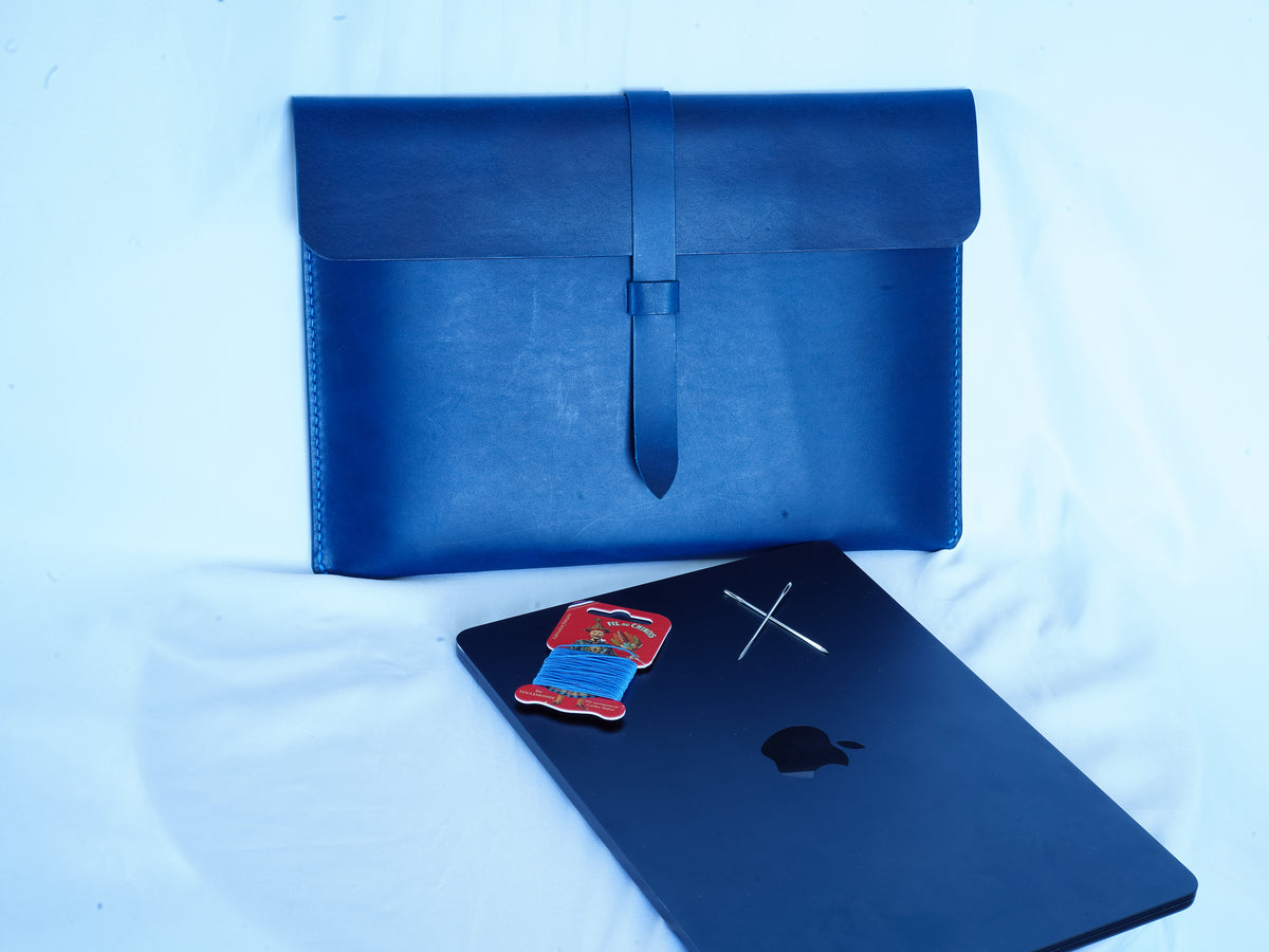 Handgefertigte MacBook Lederhülle | Buttero-Leder Conceria Walpier | Marineblau | iPad & MacBook Sleeve 11–16 Zoll (Kopie) (Kopie)