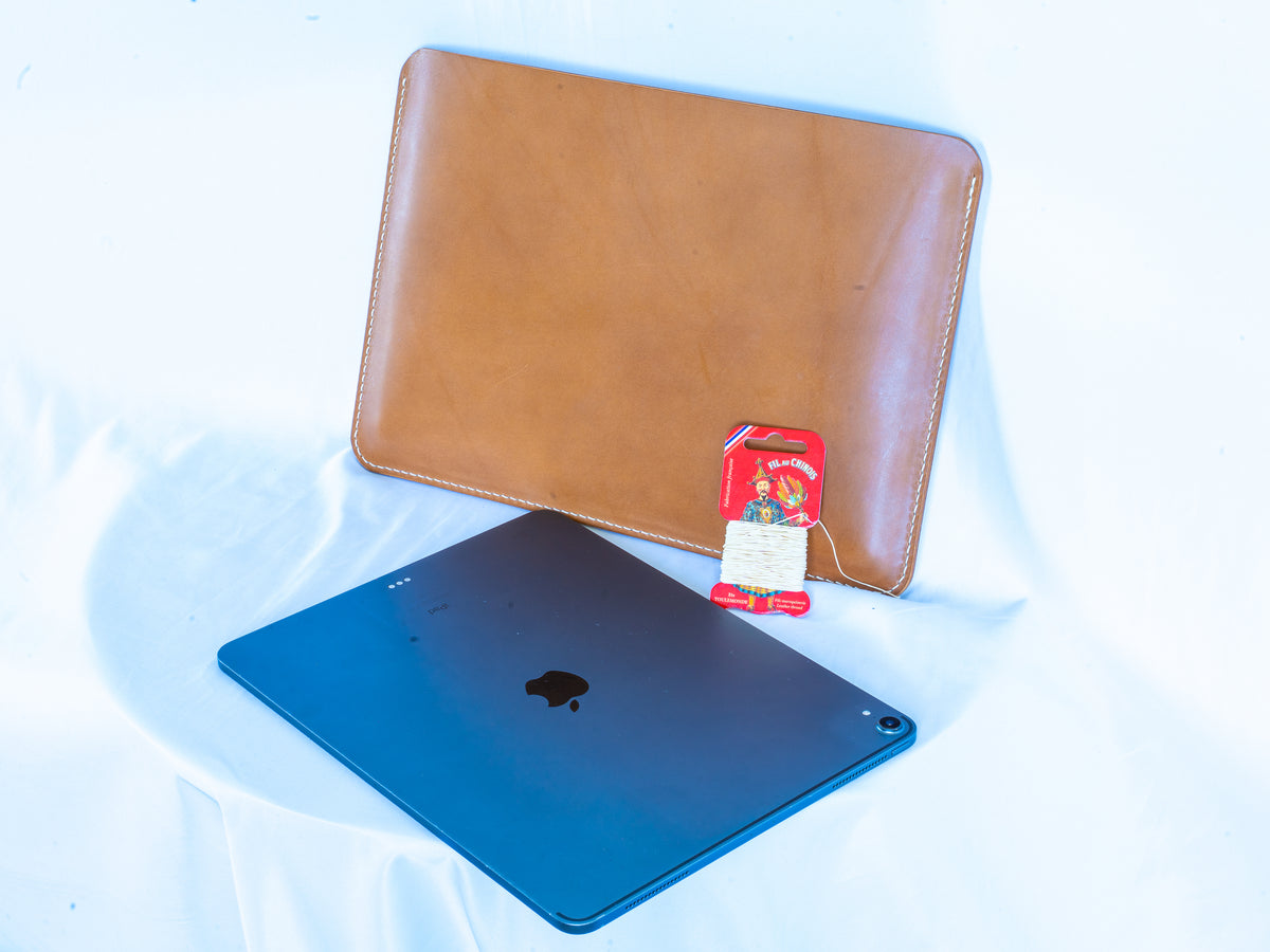 Handgefertigte MacBook Lederhülle | Buttero-Leder Conceria Walpier | Karamell | iPad & MacBook Sleeve 11–16 Zoll