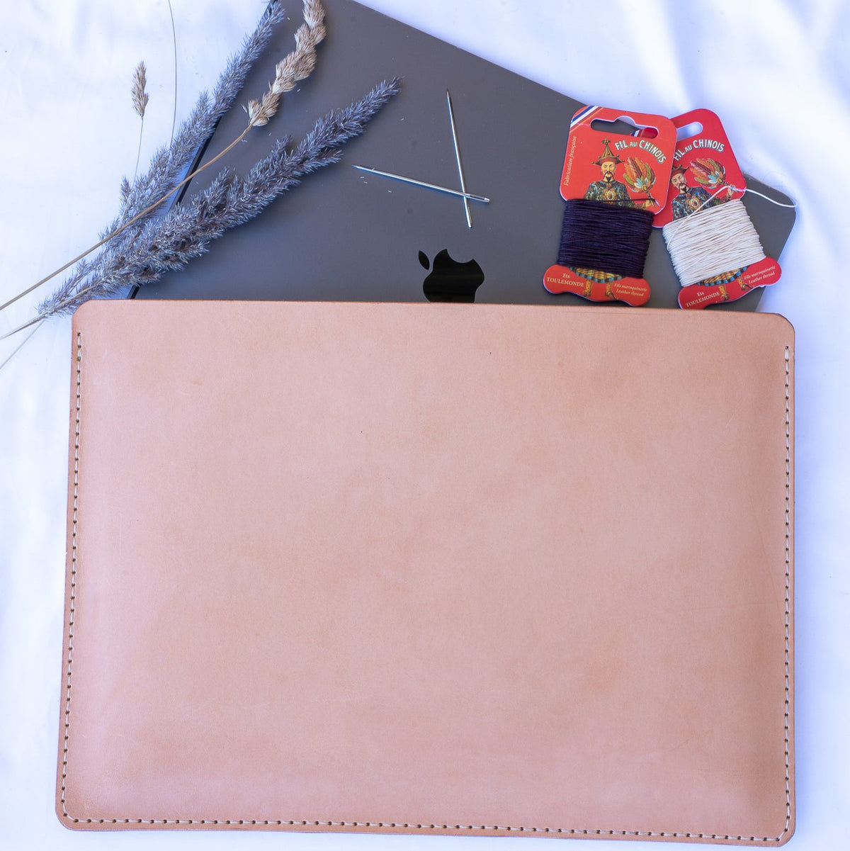 Housse MacBook en cuir cousue main | Housse en cuir Air Pro 13 14 15 16 | Badalassi Carlo | Bone