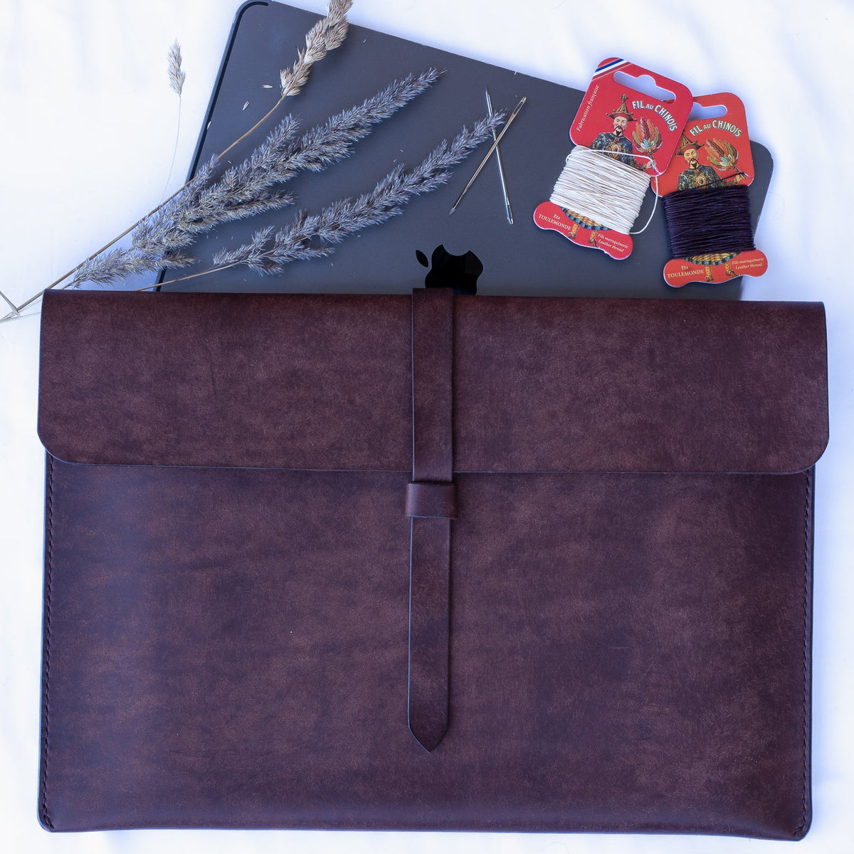 Handgenähte MacBook Hülle · Pueblo-Leder von Badalassi Carlo ·Rot (Kopie)