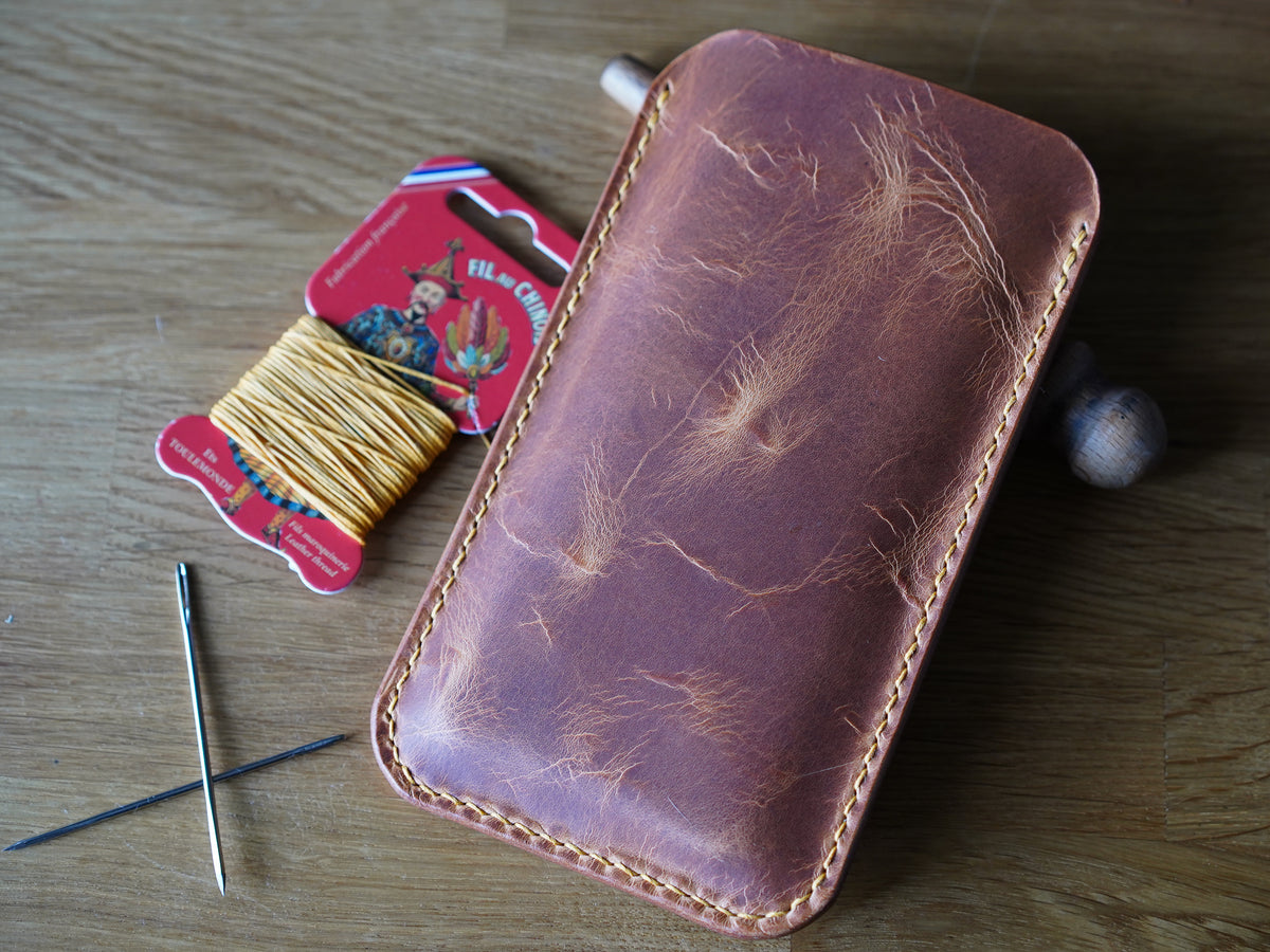 Étui en cuir pour iPhone cousu main – Chaque couture est réalisée artisanalement • Étui pour iPhone en cuir toscan
