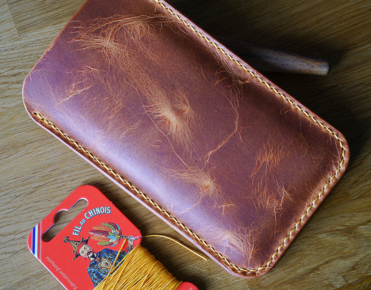 Étui en cuir pour iPhone cousu main – Chaque couture est réalisée artisanalement • Étui pour iPhone en cuir toscan