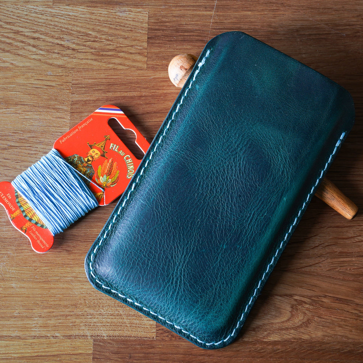 Hand-stitched iPhone leather case – Every seam is handcrafted • iPhone case made of Tuscan leather