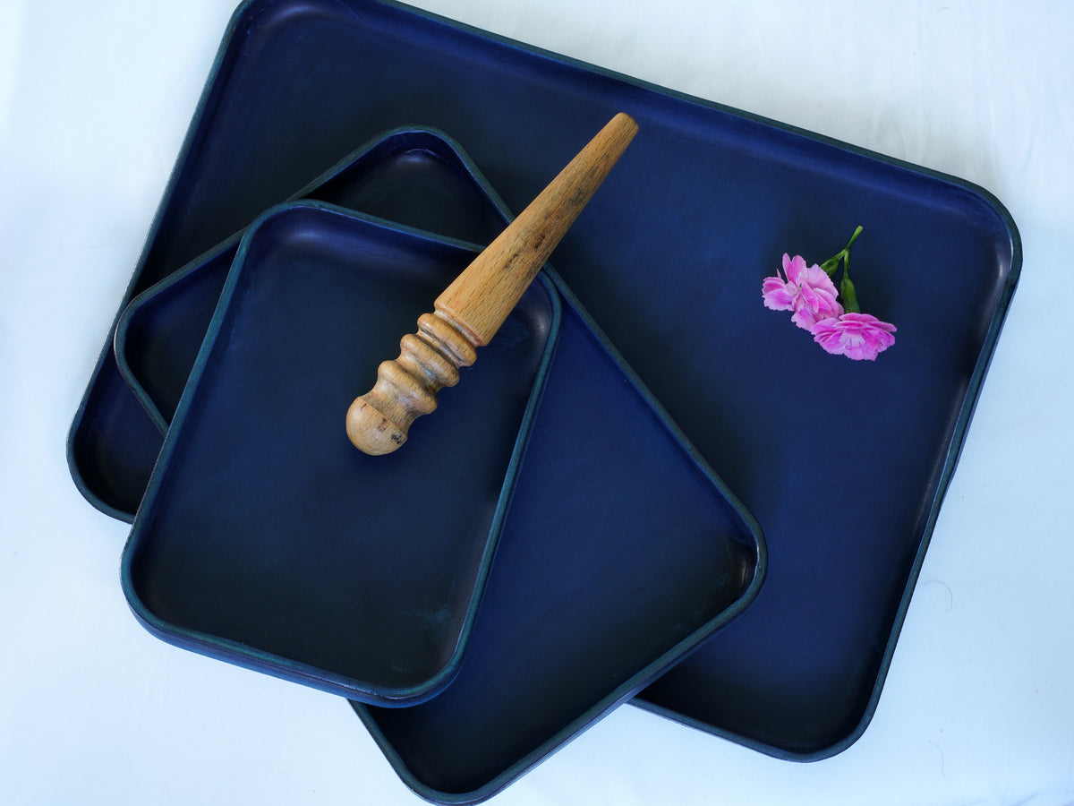Plateau de rangement en cuir bleu marine | Vide-poches et porte-clés en cuir tanné végétal | Plateau de bureau en cuir fait main