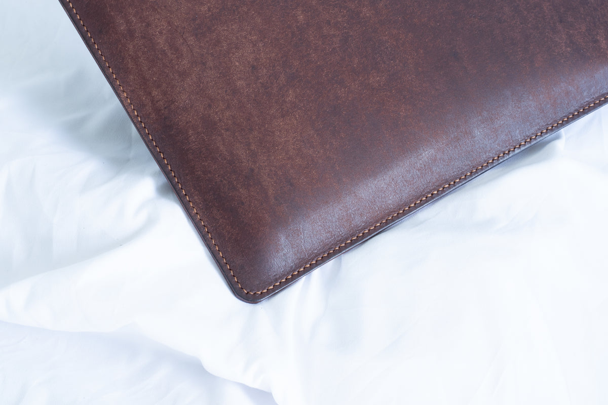 Handgenähte MacBook Hülle · Pueblo-Leder von Badalassi Carlo · Tabacco