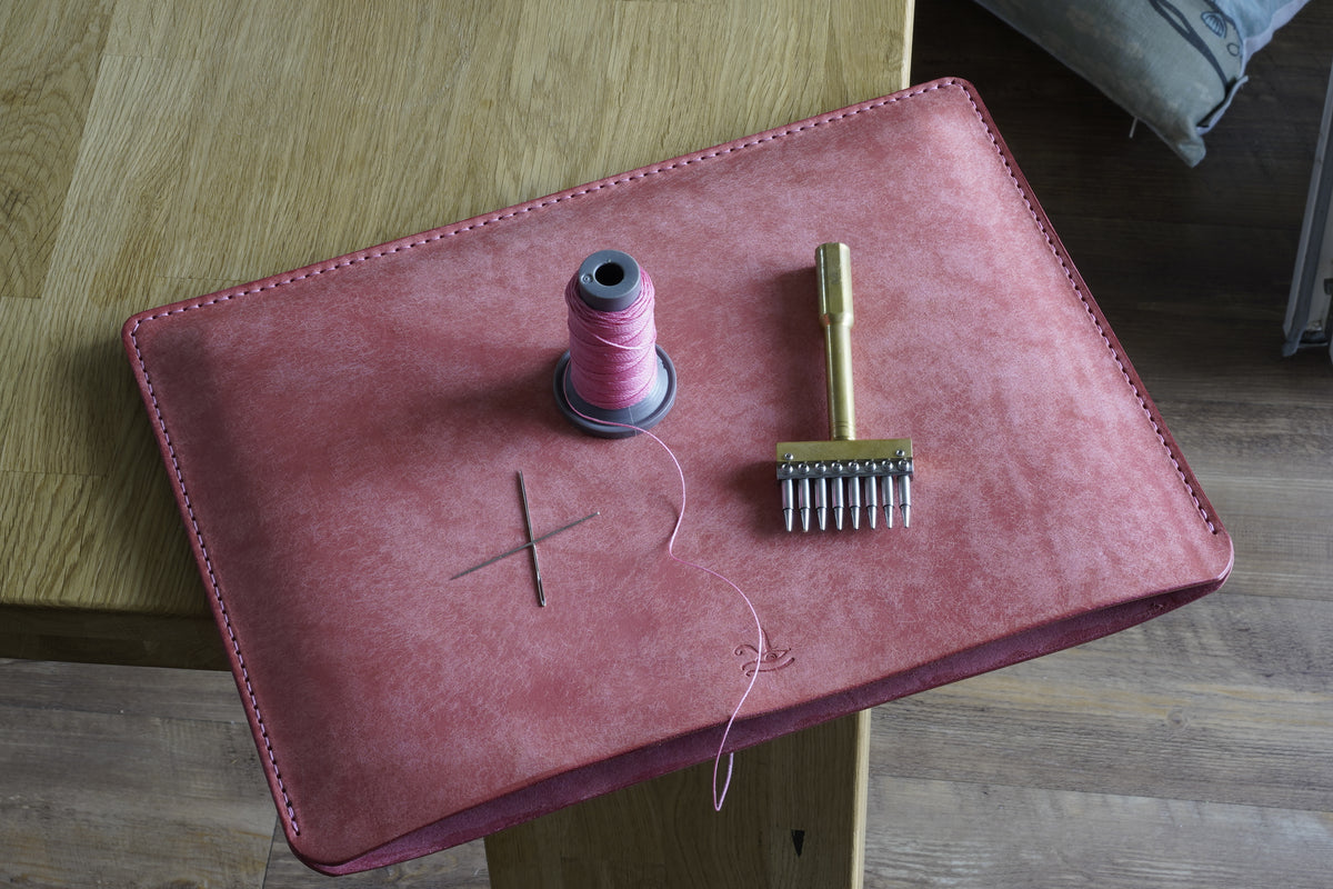 Handgenähte MacBook Hülle · Pueblo-Leder von Badalassi Carlo · Lila