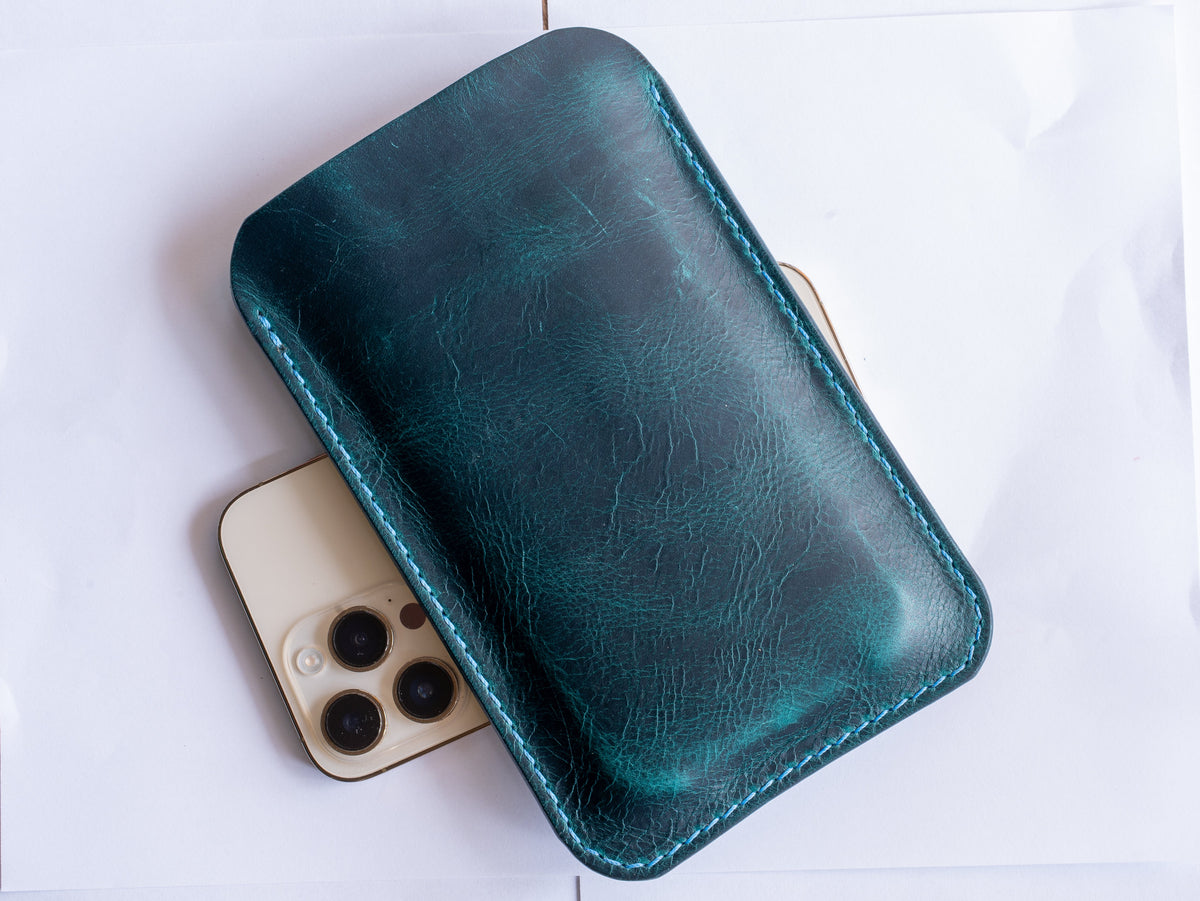 Hand-stitched iPhone leather case – Every seam is handcrafted • iPhone case made of Tuscan leather
