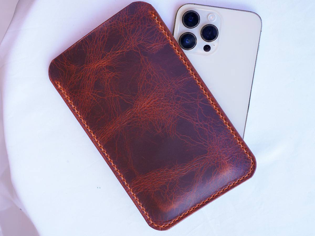 Hand-stitched iPhone leather case – Every seam is handcrafted • iPhone case made of Tuscan leather