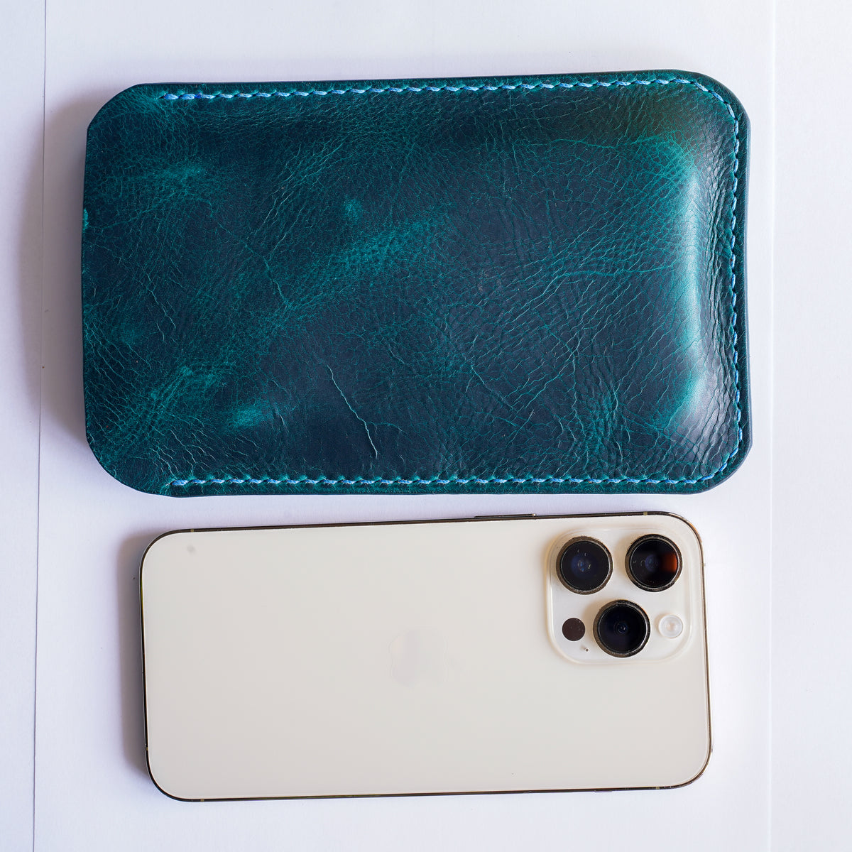 Hand-stitched iPhone leather case – Every seam is handcrafted • iPhone case made of Tuscan leather