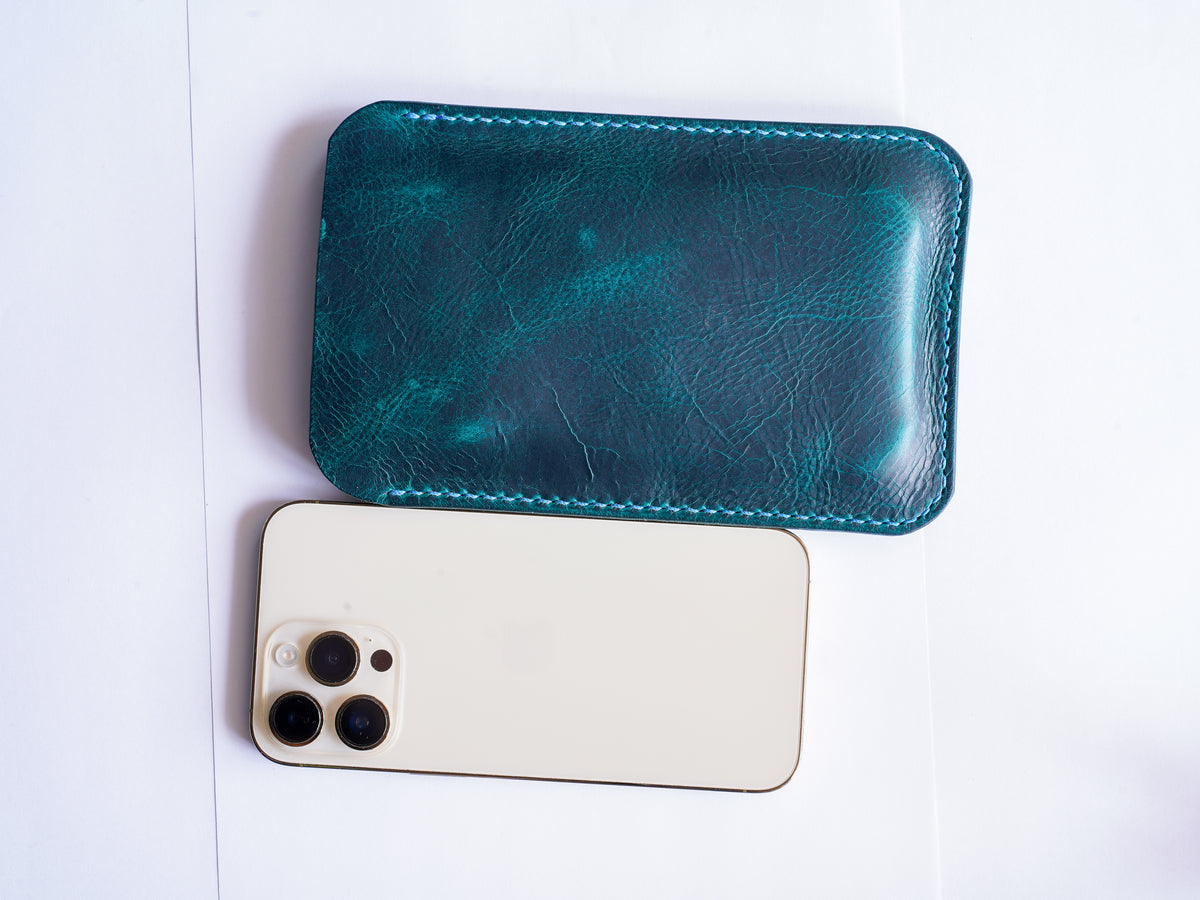 Hand-stitched iPhone leather case – Every seam is handcrafted • iPhone case made of Tuscan leather
