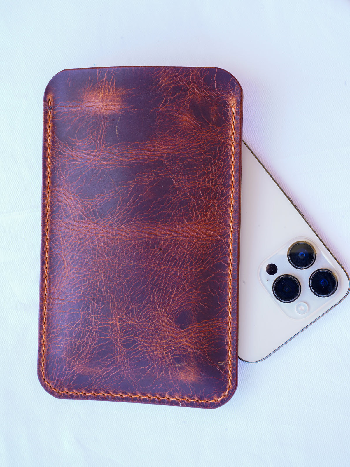 Hand-stitched iPhone leather case – Every seam is handcrafted • iPhone case made of Tuscan leather
