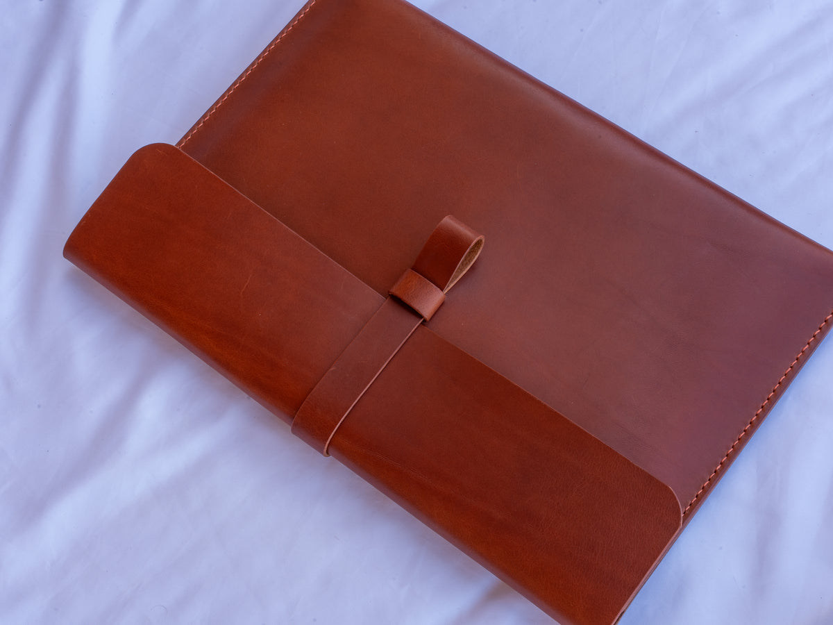 Handgefertigte MacBook Lederhülle | Buttero-Leder Conceria Walpier | Cognac | iPad & MacBook Sleeve 11–16 Zoll (Kopie) (Kopie) (Kopie) (Kopie) (Kopie) (Kopie)