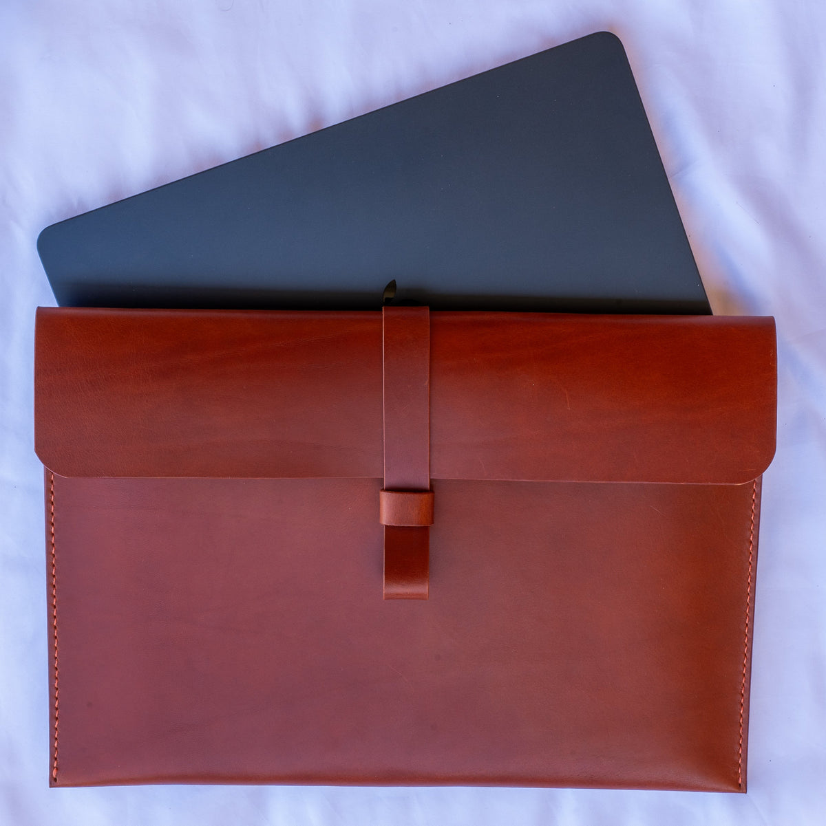 Handgefertigte MacBook Lederhülle | Buttero-Leder Conceria Walpier | Cognac | iPad & MacBook Sleeve 11–16 Zoll (Kopie) (Kopie) (Kopie) (Kopie) (Kopie) (Kopie)