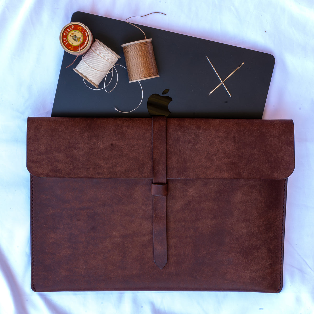 Handgenähte MacBook Hülle · Pueblo-Leder von Badalassi Carlo ·Rot (Kopie)