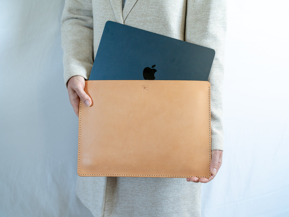 Handgefertigte MacBook Lederhülle | Buttero-Leder Conceria Walpier | Naturell | iPad & MacBook Sleeve 11–16 Zoll