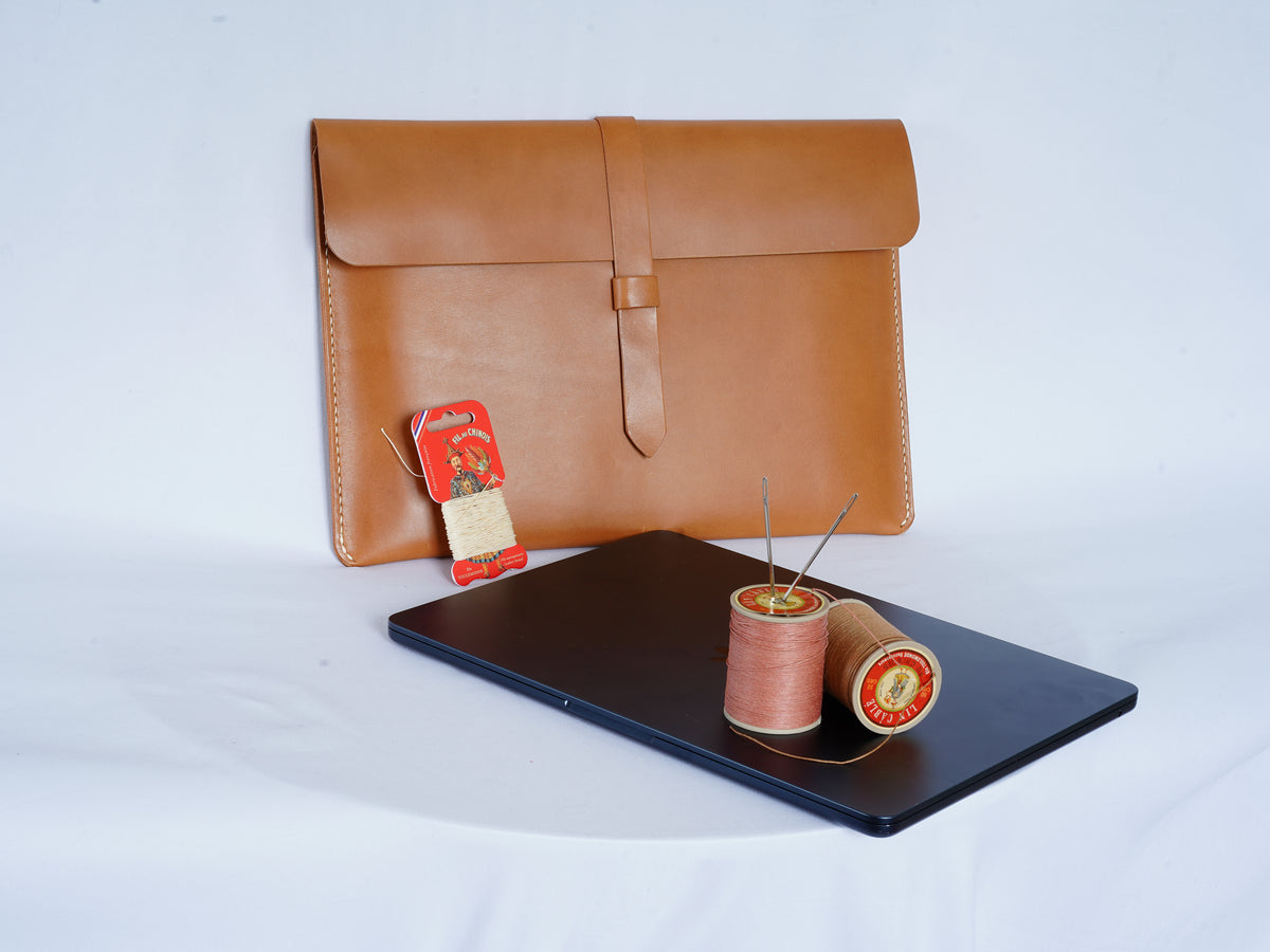 Handgefertigte MacBook Lederhülle | Buttero-Leder Conceria Walpier | Karamell | iPad & MacBook Sleeve 11–16 Zoll