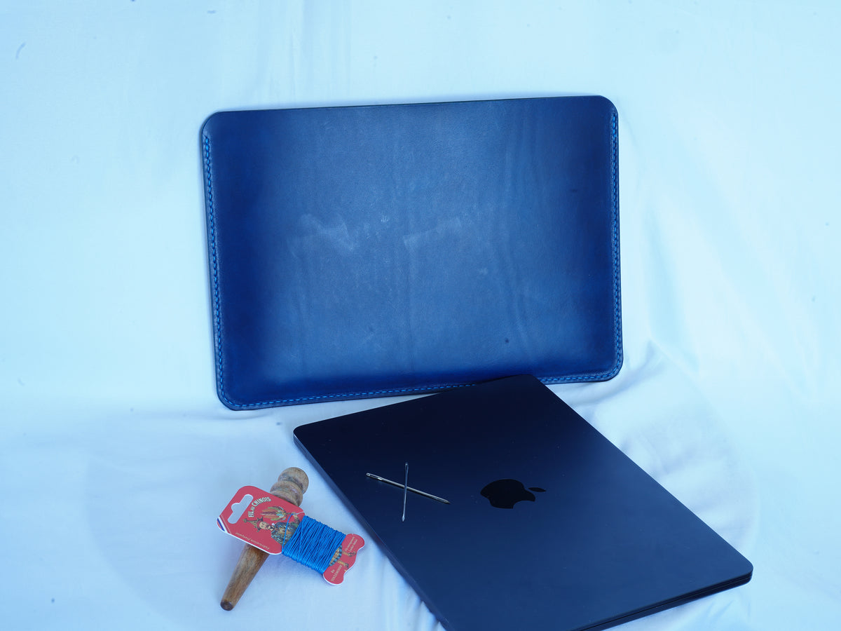 Handgefertigte MacBook Lederhülle | Buttero-Leder Conceria Walpier | Marineblau | iPad & MacBook Sleeve 11–16 Zoll