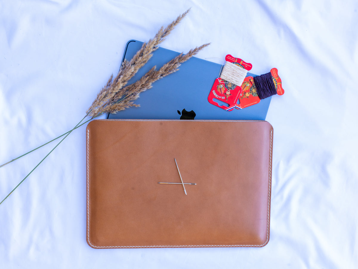 Handgefertigte MacBook Lederhülle | Buttero-Leder Conceria Walpier | Karamell | iPad & MacBook Sleeve 11–16 Zoll