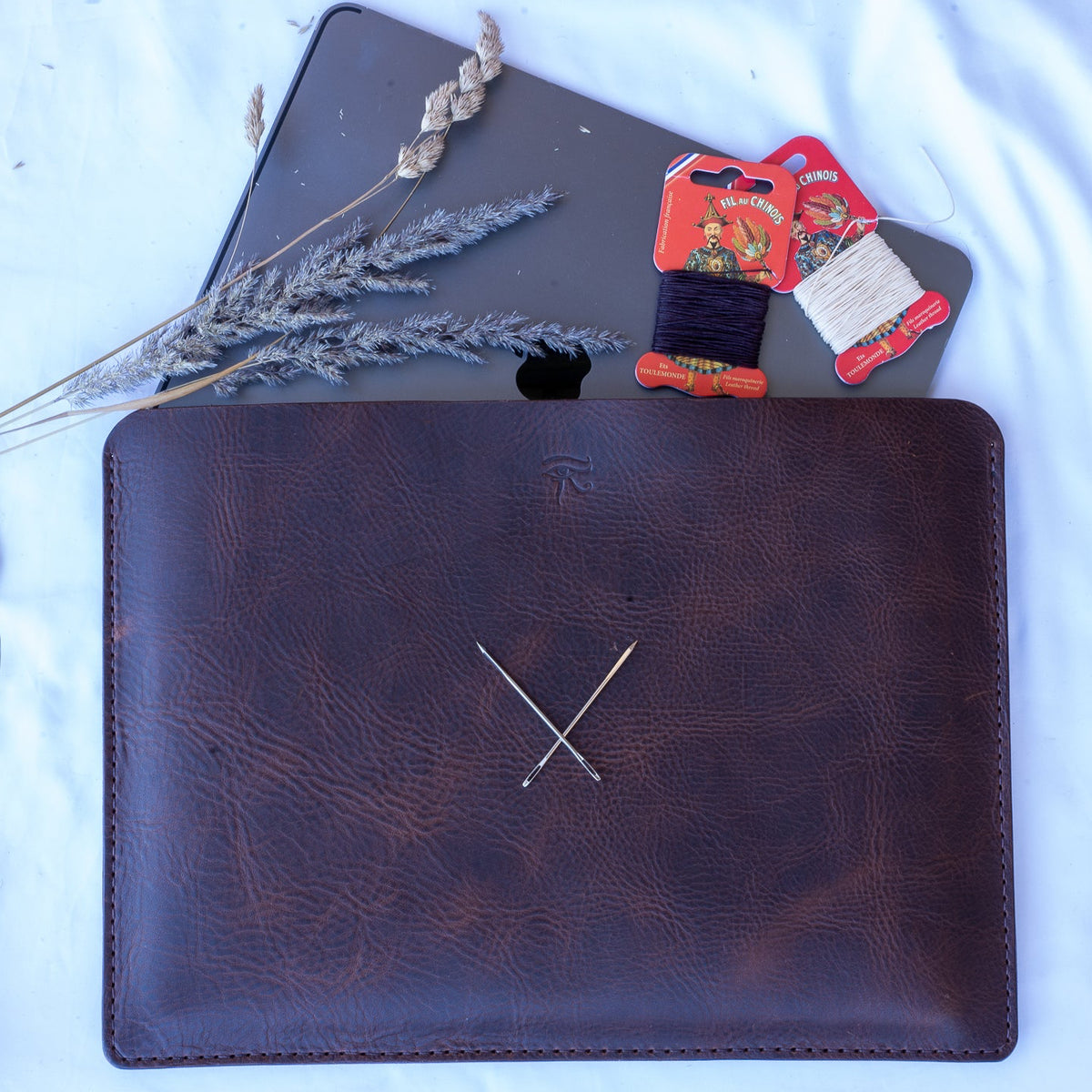 Housse MacBook en cuir cousue main | Housse en cuir Air Pro 13 14 15 16 | Badalassi Carlo | Bone