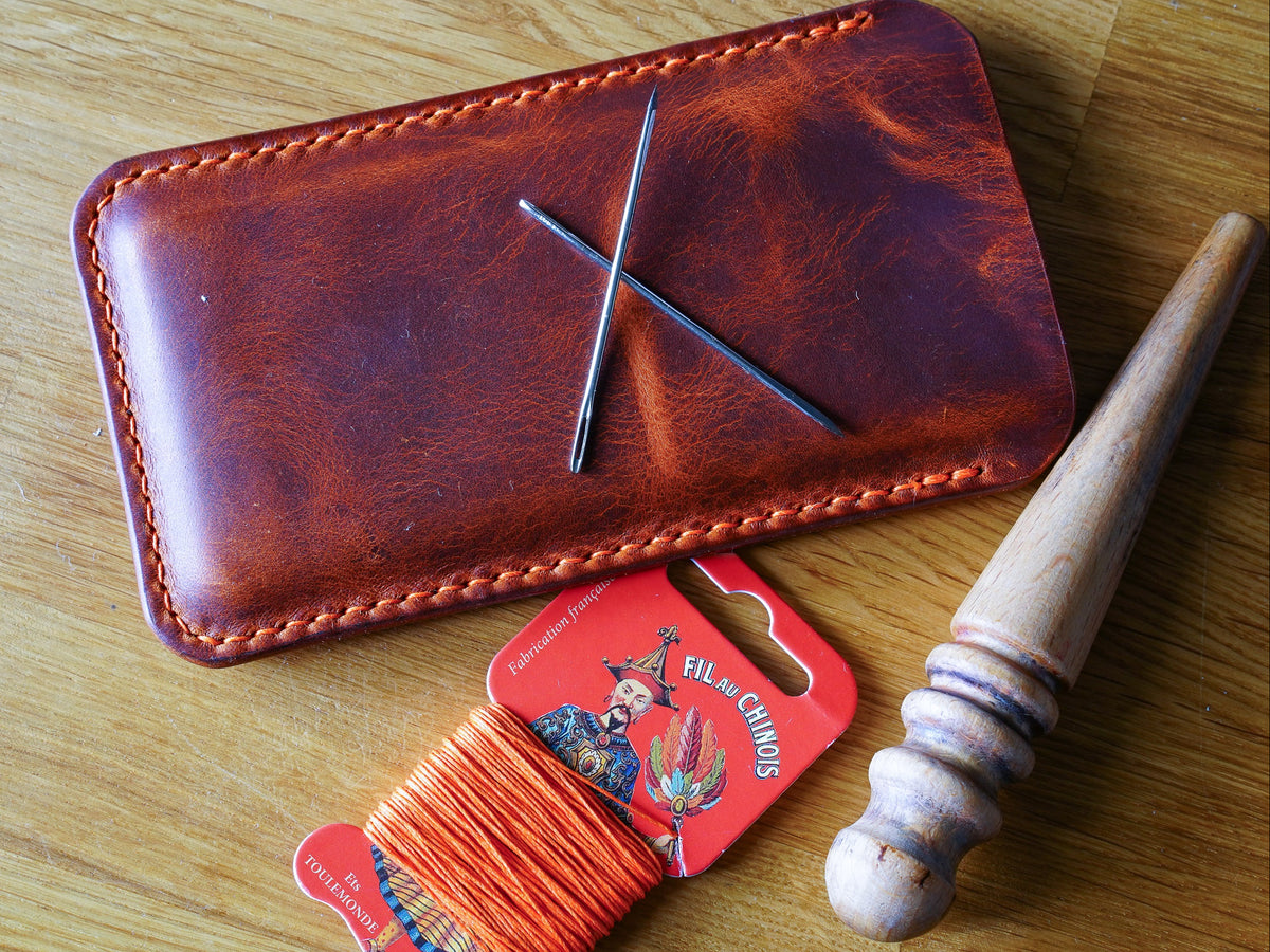 Hand-stitched iPhone leather case – Every seam is handcrafted • iPhone case made of Tuscan leather
