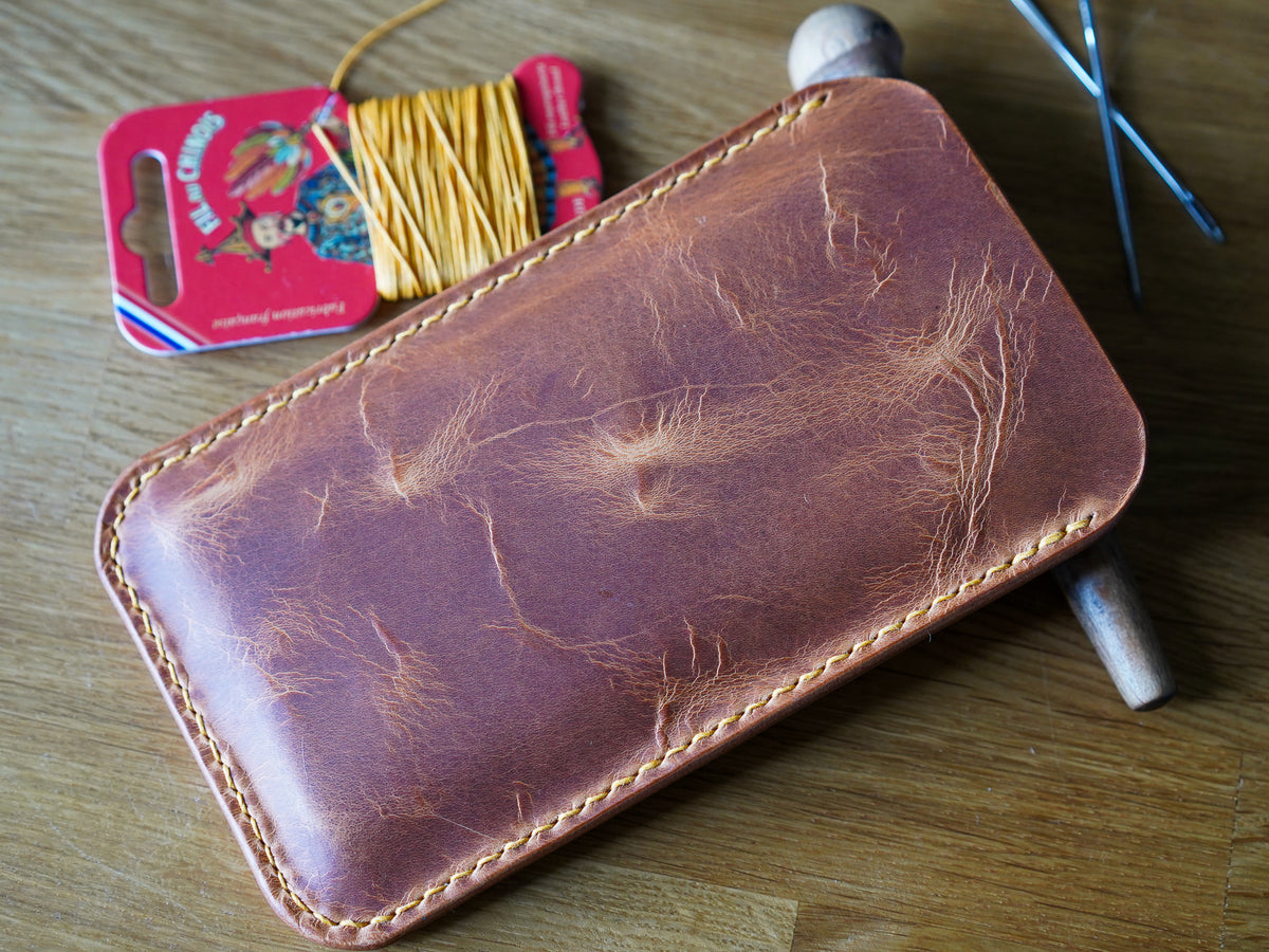 Étui en cuir pour iPhone cousu main – Chaque couture est réalisée artisanalement • Étui pour iPhone en cuir toscan