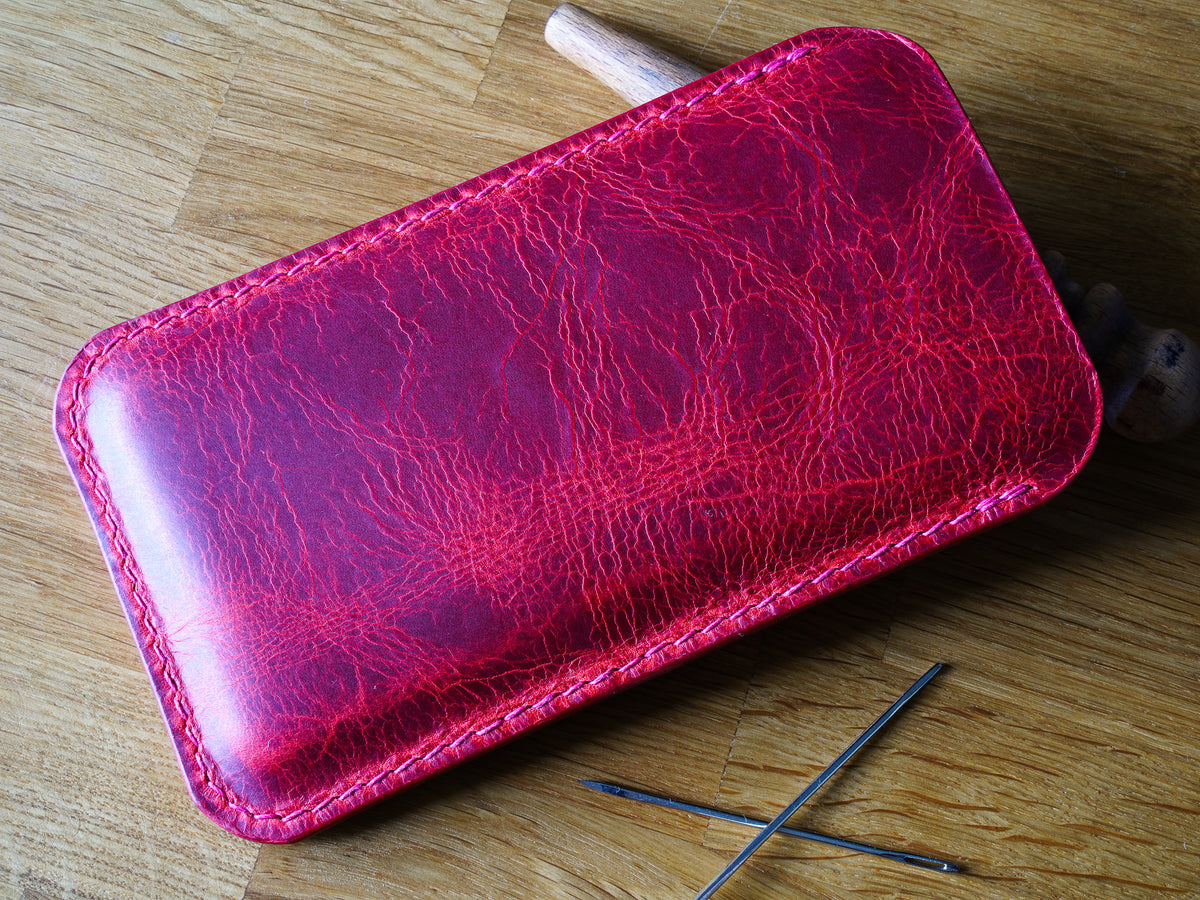 Hand-stitched iPhone leather case – Every seam is handcrafted • iPhone case made of Tuscan leather