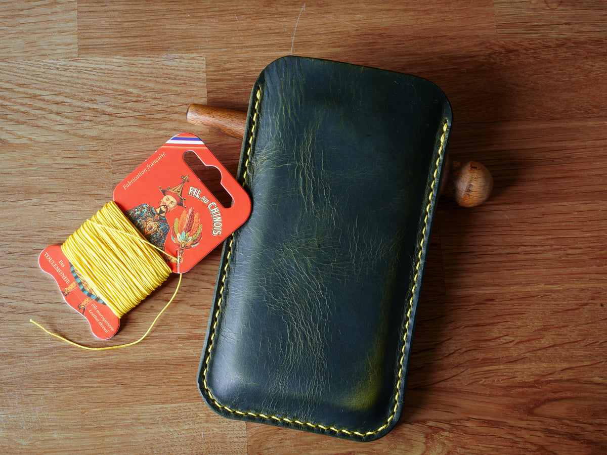 Étui en cuir pour iPhone cousu main – Chaque couture est réalisée artisanalement • Étui pour iPhone en cuir toscan