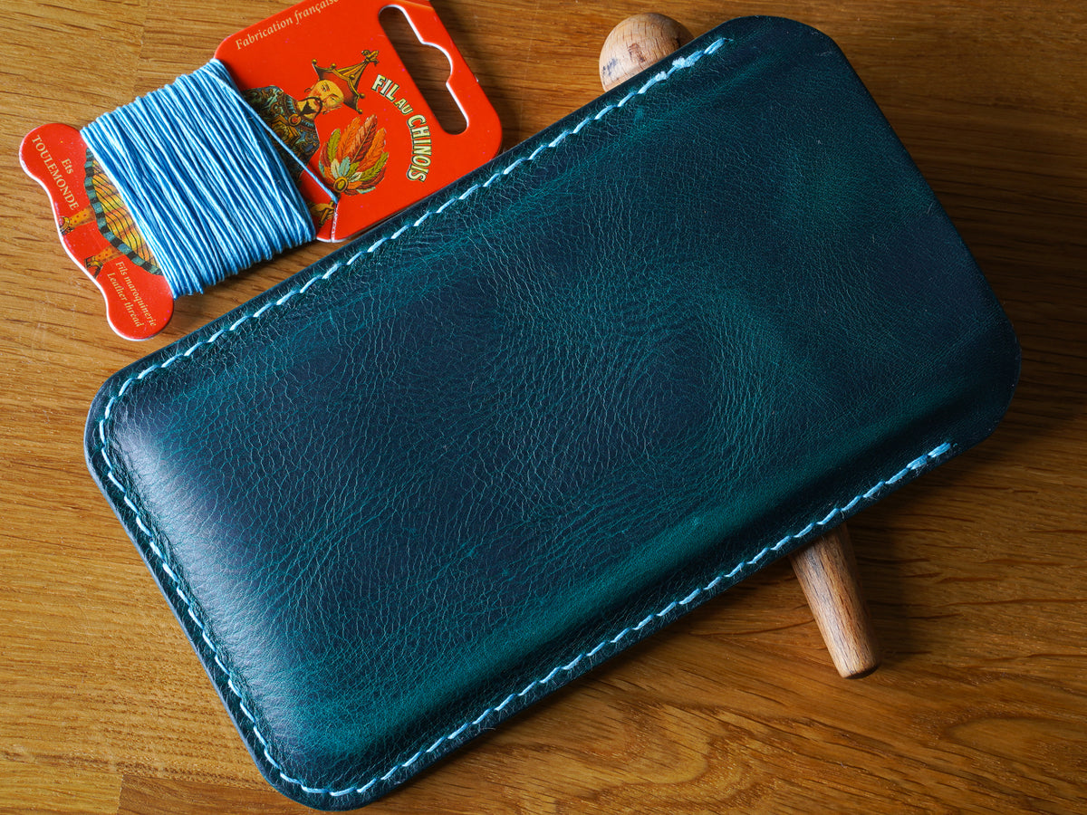 Hand-stitched iPhone leather case – Every seam is handcrafted • iPhone case made of Tuscan leather