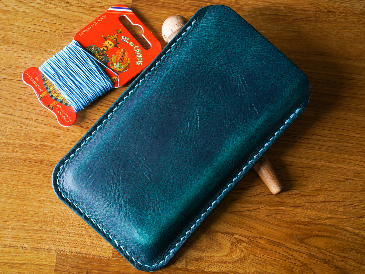 Hand-stitched iPhone leather case – Every seam is handcrafted • iPhone case made of Tuscan leather