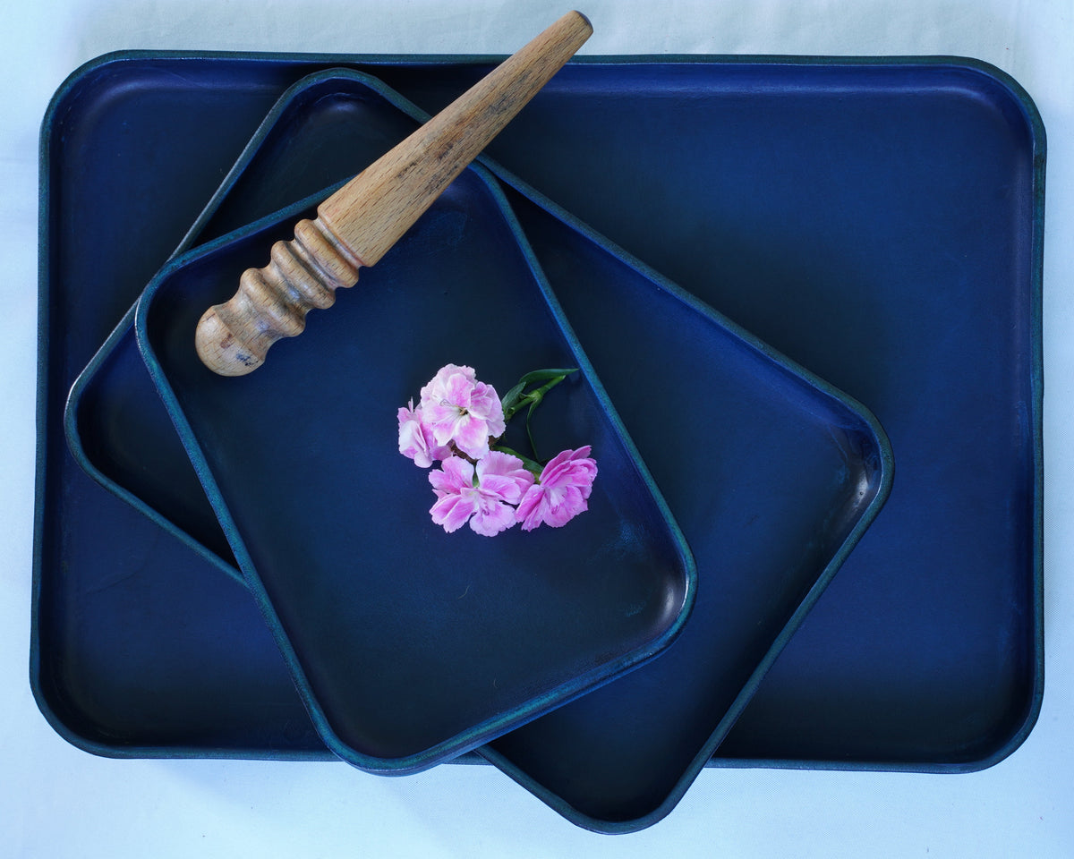 Plateau de rangement en cuir bleu marine | Vide-poches et porte-clés en cuir tanné végétal | Plateau de bureau en cuir fait main