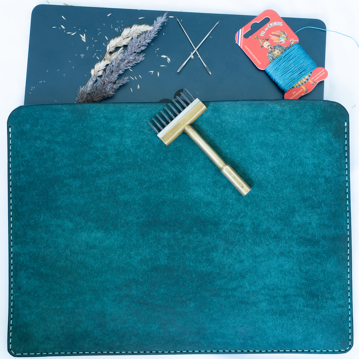 Handgenähte MacBook Hülle · Pueblo-Leder von Badalassi Carlo · Ortensia