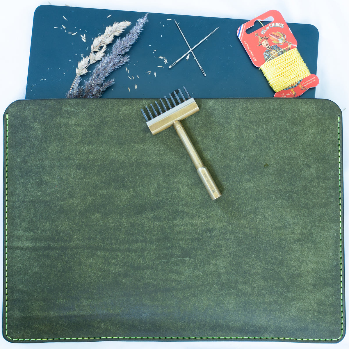 Handgenähte MacBook Hülle · Pueblo-Leder von Badalassi Carlo · Olive