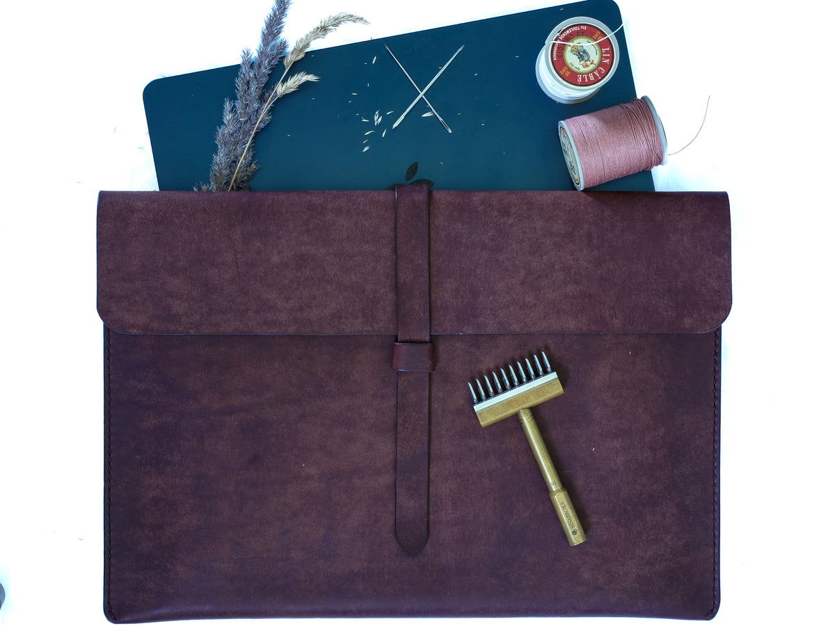 Handgenähte MacBook Hülle · Pueblo-Leder von Badalassi Carlo ·Rot (Kopie)