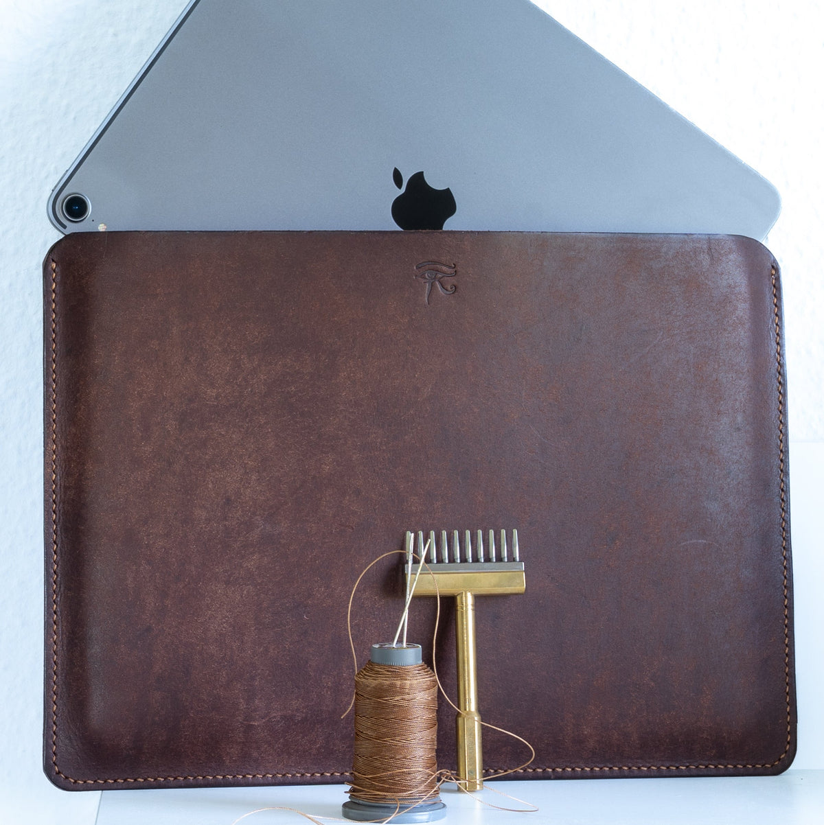 Handgenähte MacBook Hülle · Pueblo-Leder von Badalassi Carlo · Tabacco