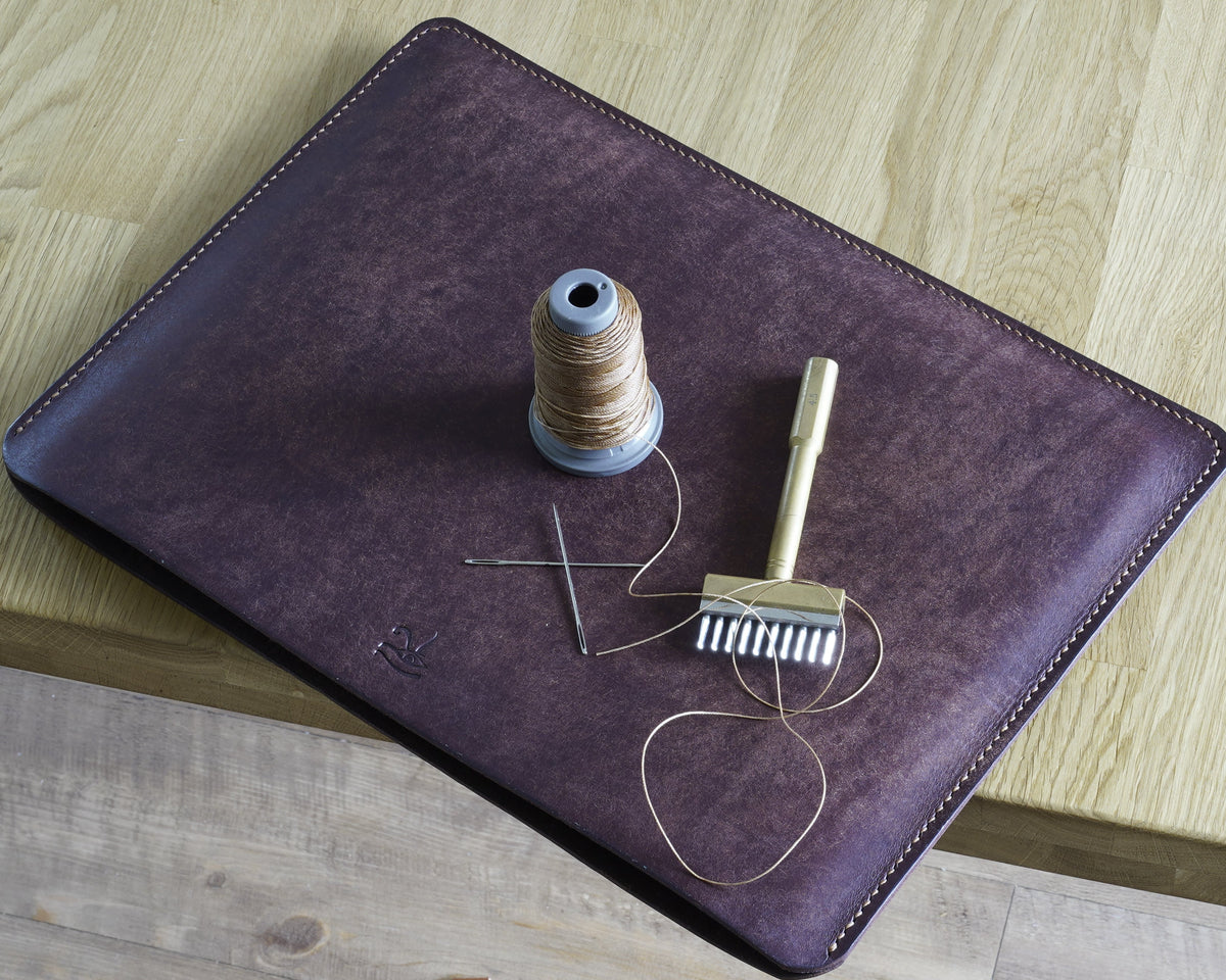 Handgenähte MacBook Hülle · Pueblo-Leder von Badalassi Carlo · Tabacco