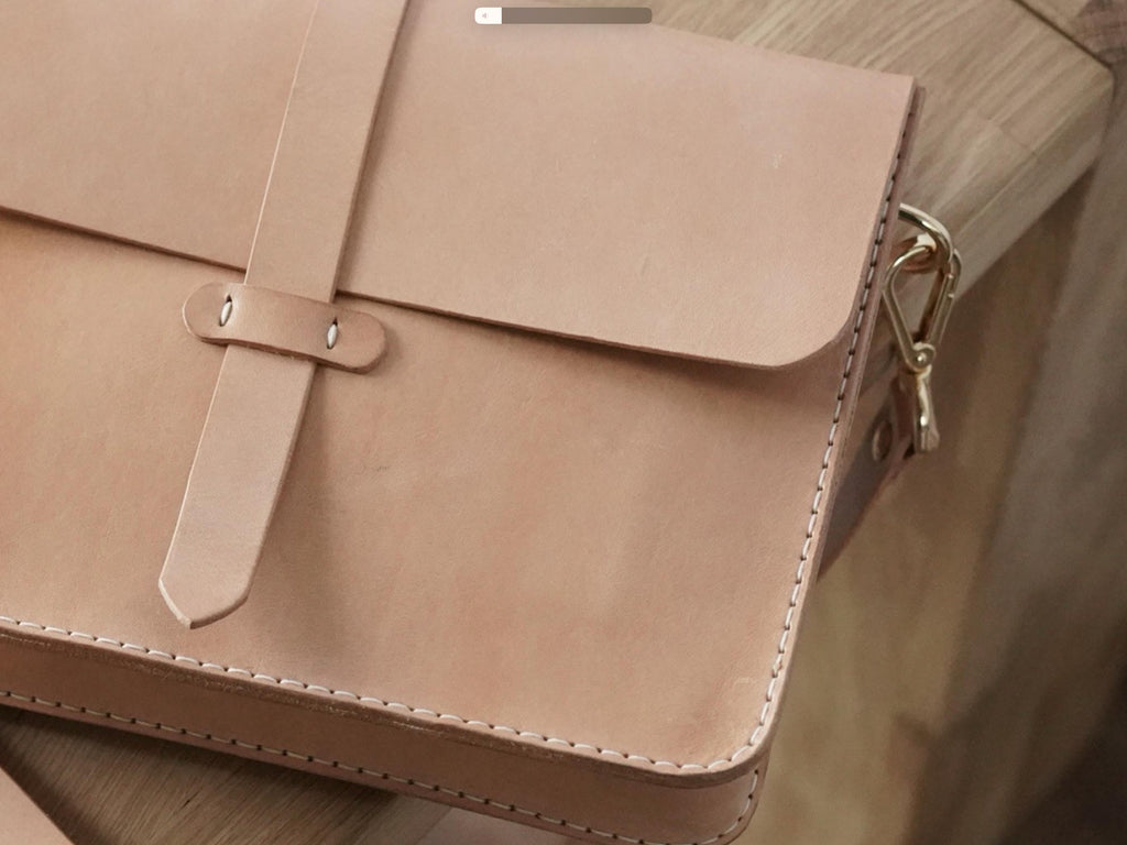Handgenähte Leder-Laptoptasche aus italienischem Veg-Tan-Leder | Individuell anpassbar