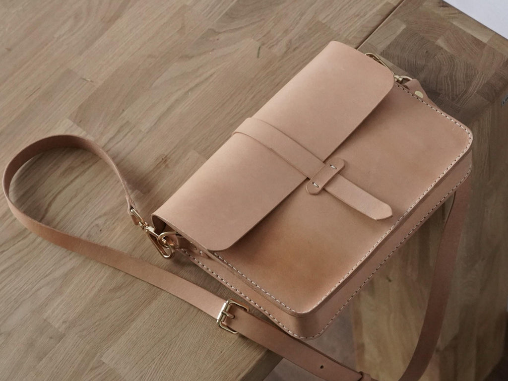 Handgenähte Leder-Laptoptasche aus italienischem Veg-Tan-Leder | Individuell anpassbar