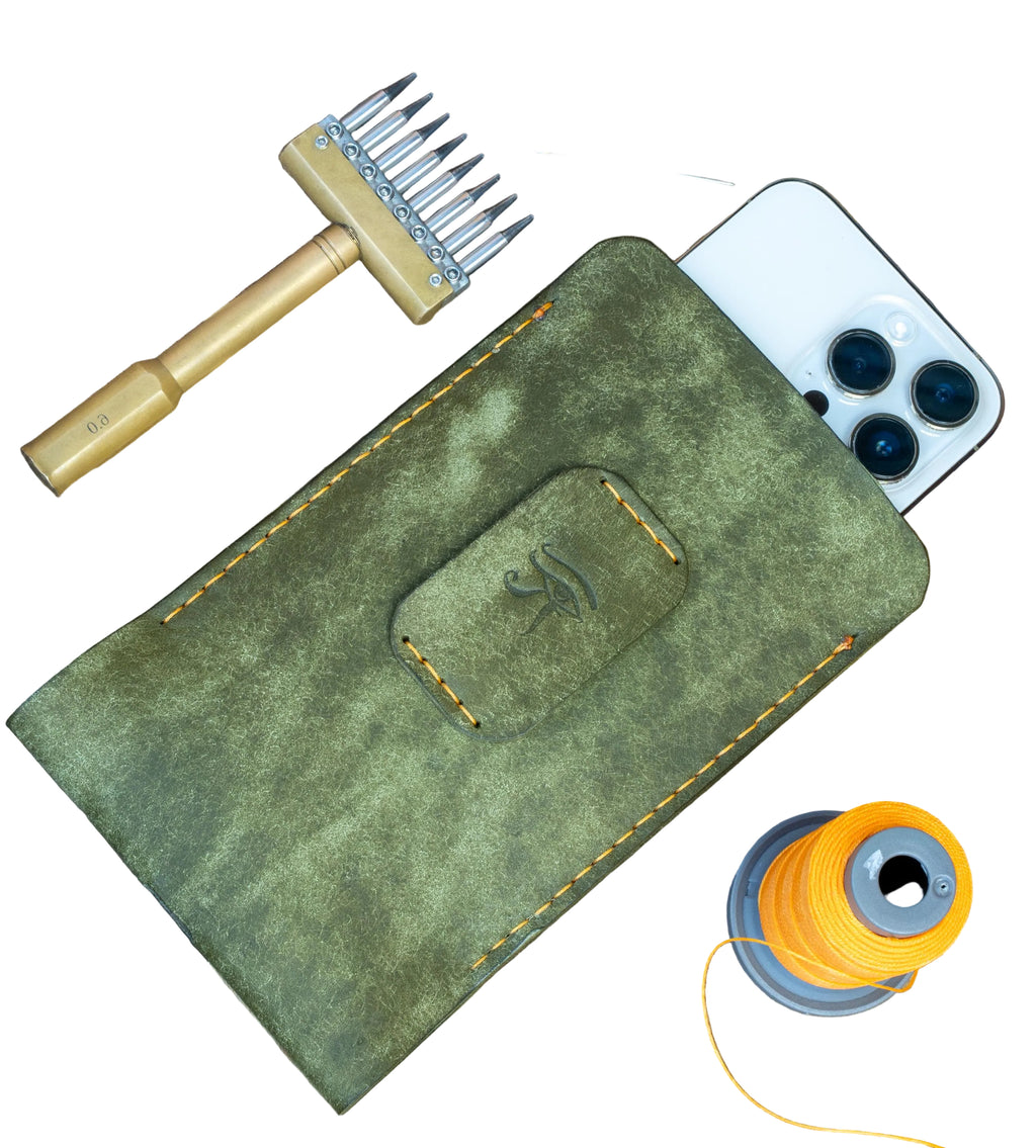 iPhone Belt Bag Handmade I vegetably tanned Leather Pouch I Hiking Accessory with Charging Port I Smartphones Belt Bag - Hand Stitched