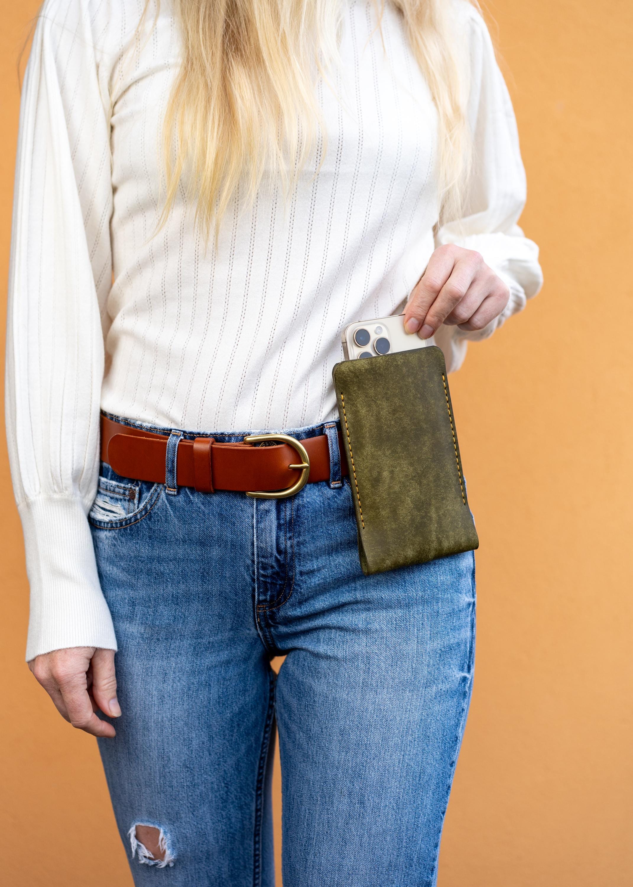 iPhone Belt Bag Handmade I vegetably tanned Leather Pouch I Hiking Accessory with Charging Port I Smartphones Belt Bag - Hand Stitched