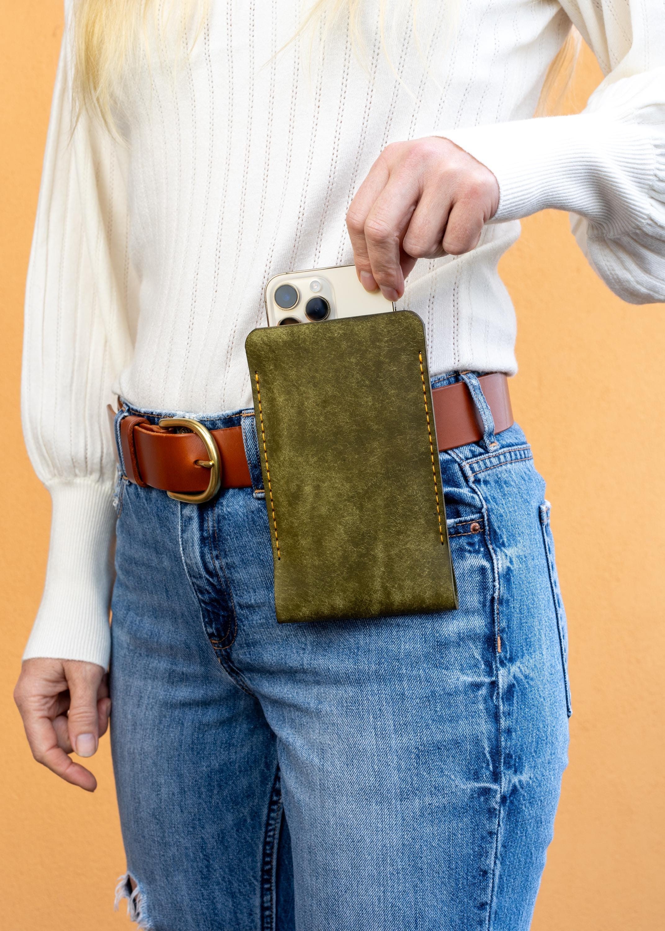 iPhone Belt Bag Handmade I vegetably tanned Leather Pouch I Hiking Accessory with Charging Port I Smartphones Belt Bag - Hand Stitched