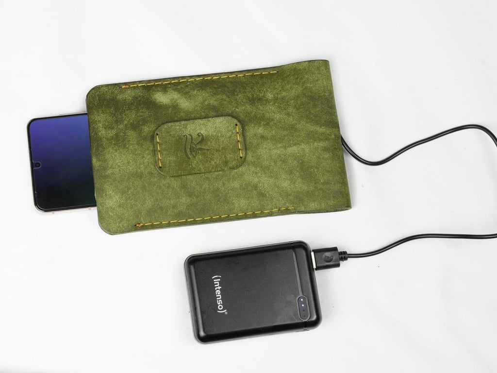 iPhone Belt Bag Handmade I vegetably tanned Leather Pouch I Hiking Accessory with Charging Port I Smartphones Belt Bag - Hand Stitched