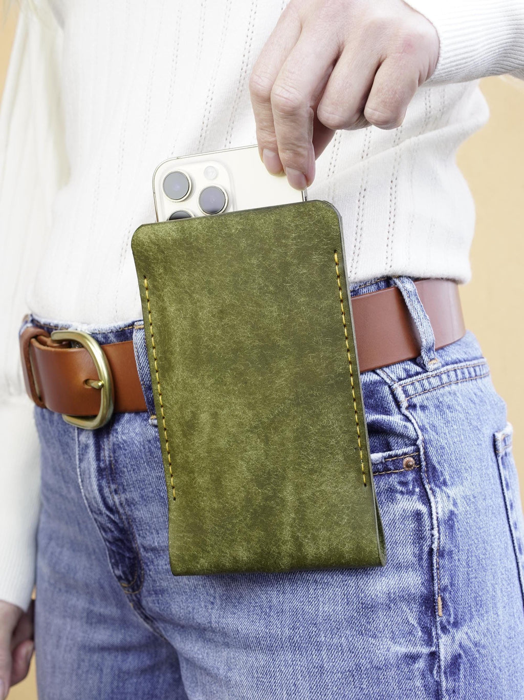 iPhone Belt Bag Handmade I vegetably tanned Leather Pouch I Hiking Accessory with Charging Port I Smartphones Belt Bag - Hand Stitched